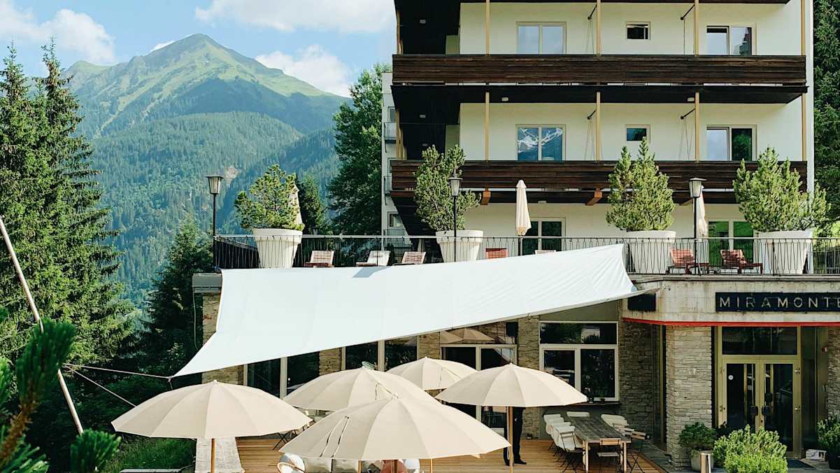 Das Designhotel in Miramonte in Bad Gastein mit Terasse unter blauem Himmel