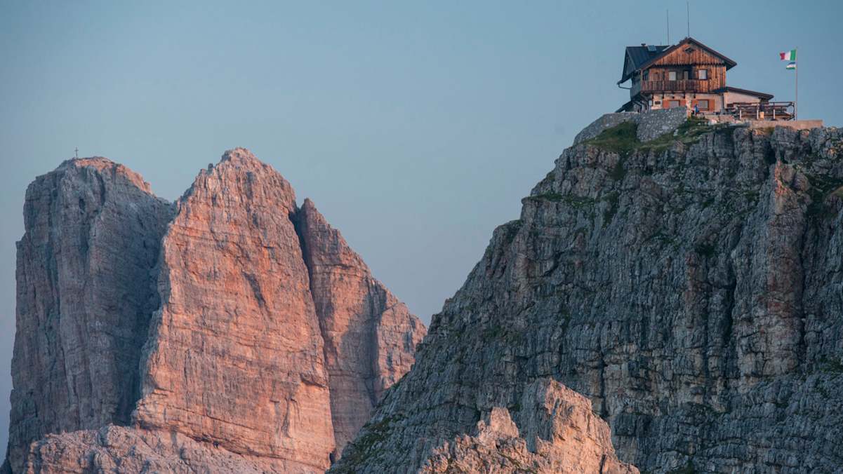 Selbst die Hütten stehen hier mehr als exponiert.