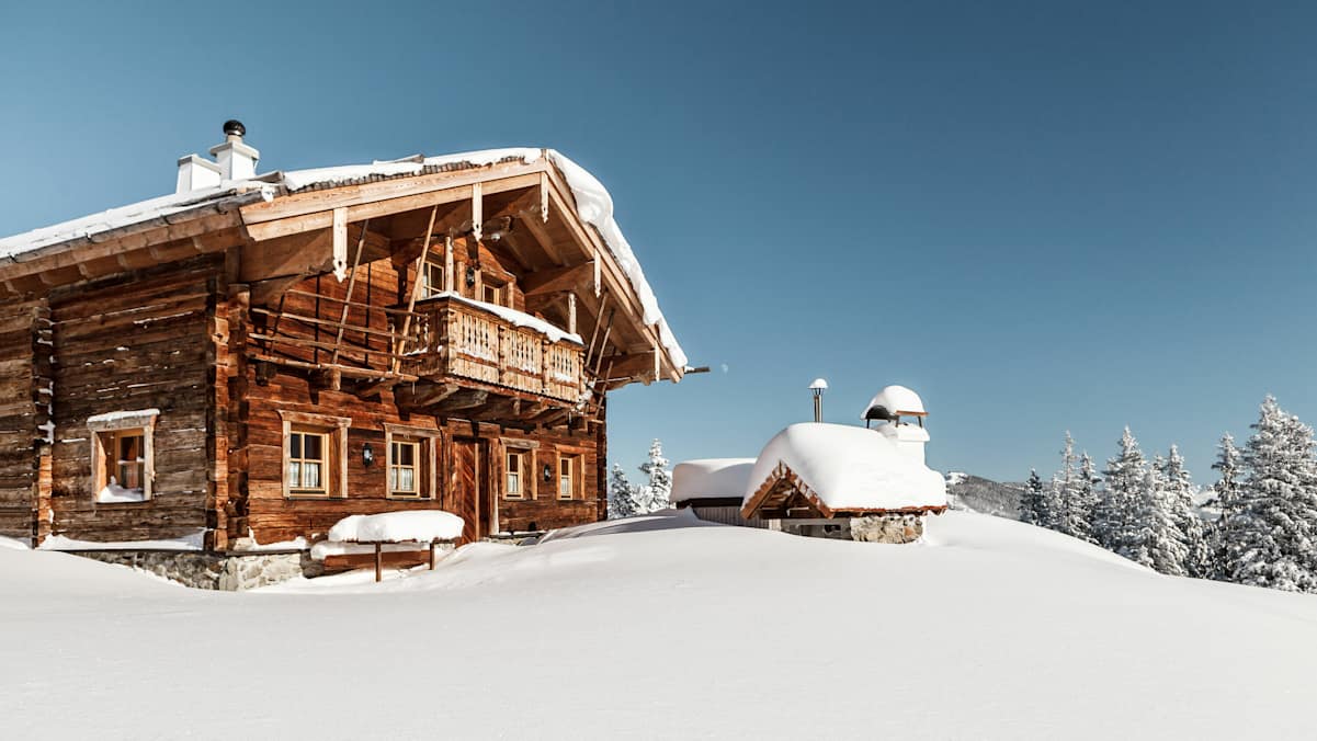 Wunderschön eingebettet in die Landschaft liegen die Hütten in Saalbach