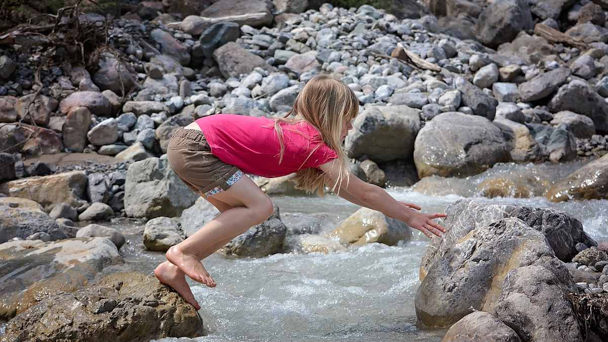 Mädchen an Bach