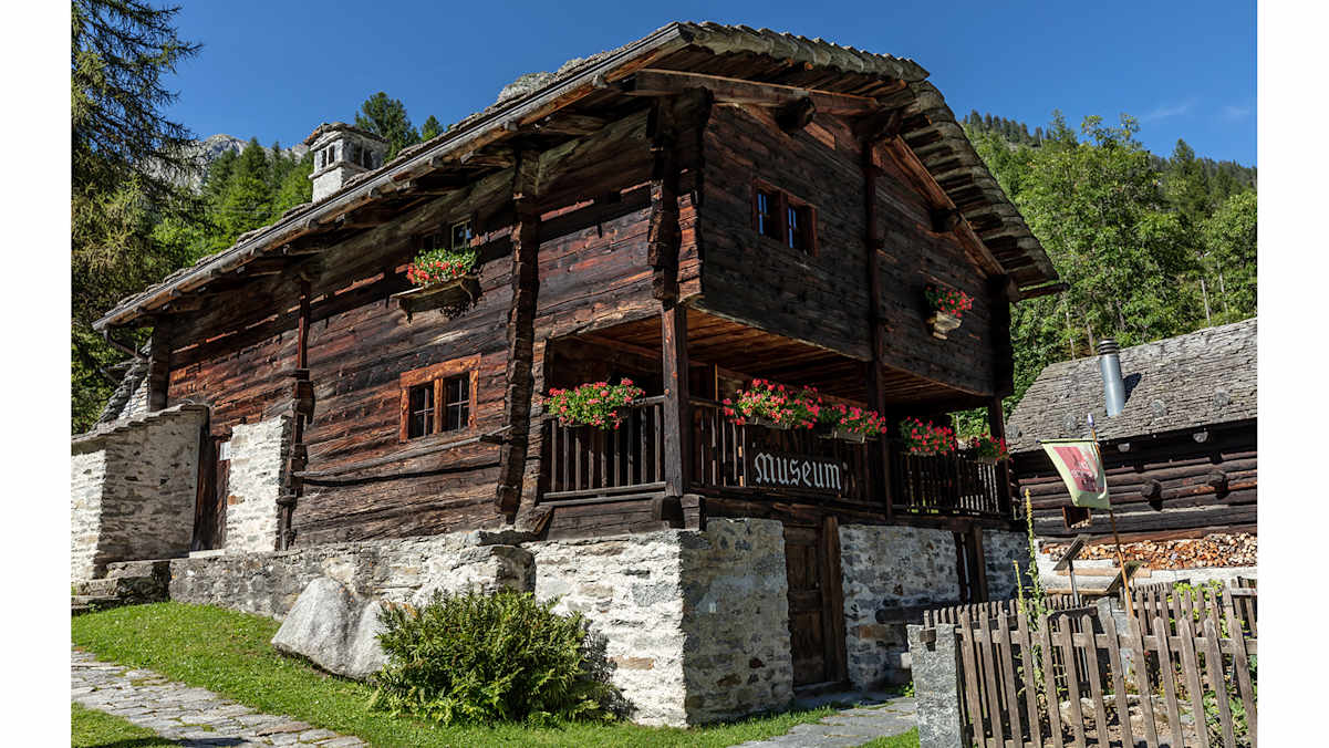 Wie aus einem Bilderbuch: Urig-traditionelle Häuser finden sich entlang des Weges.