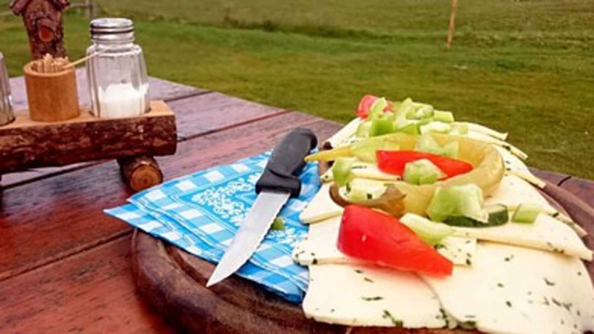 Auf der Rax gibt es viele Möglichkeiten einzukehren und die köstliche Hüttenkulinarik zu genießen.