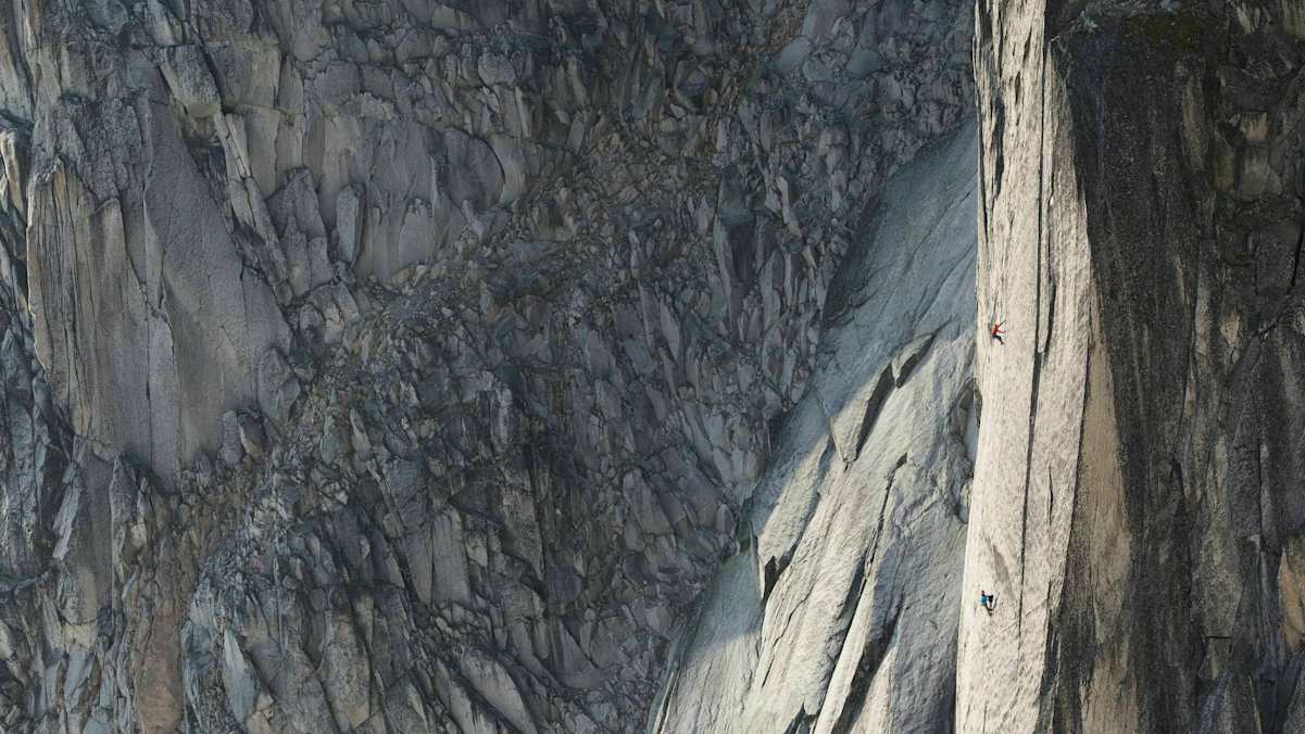 Jon Walsh und Michelle Kadatz auf der Felswand im Bugaboo Provincial Park in Kanada