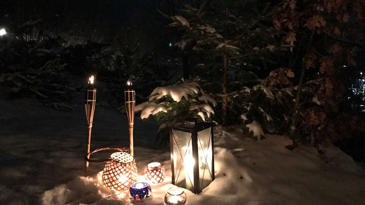 Eine wundervolle und vor allem leise Alternative: Laternen im Schnee