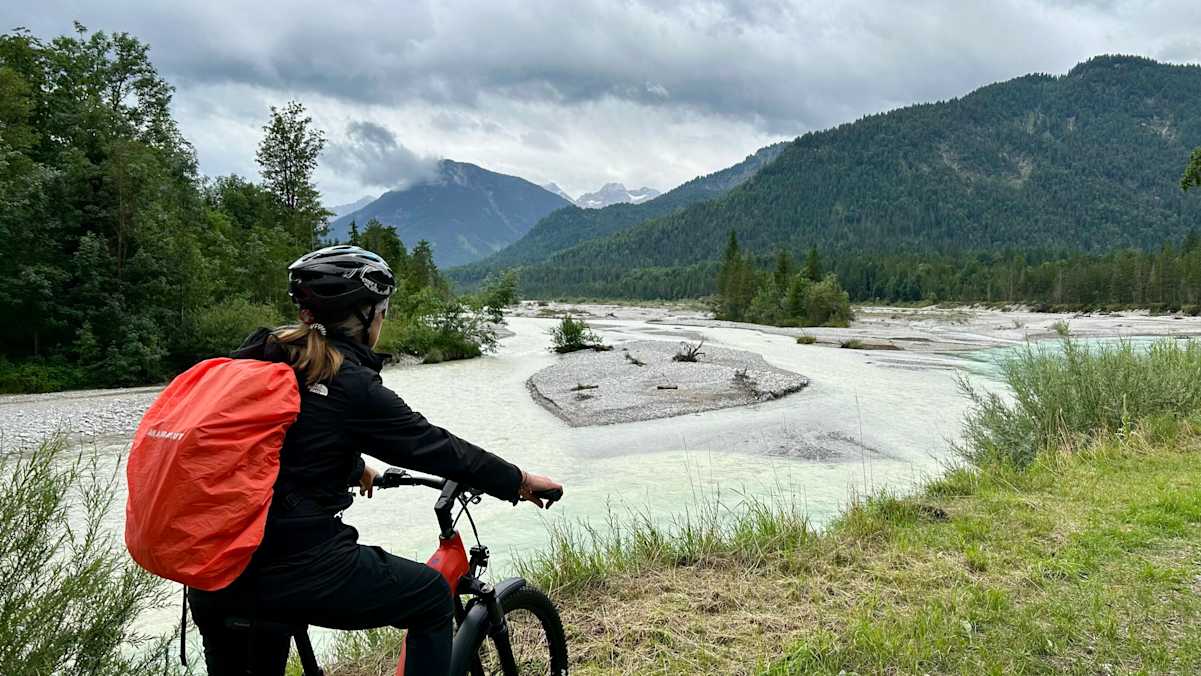 Frau auf Rad vor FLuss