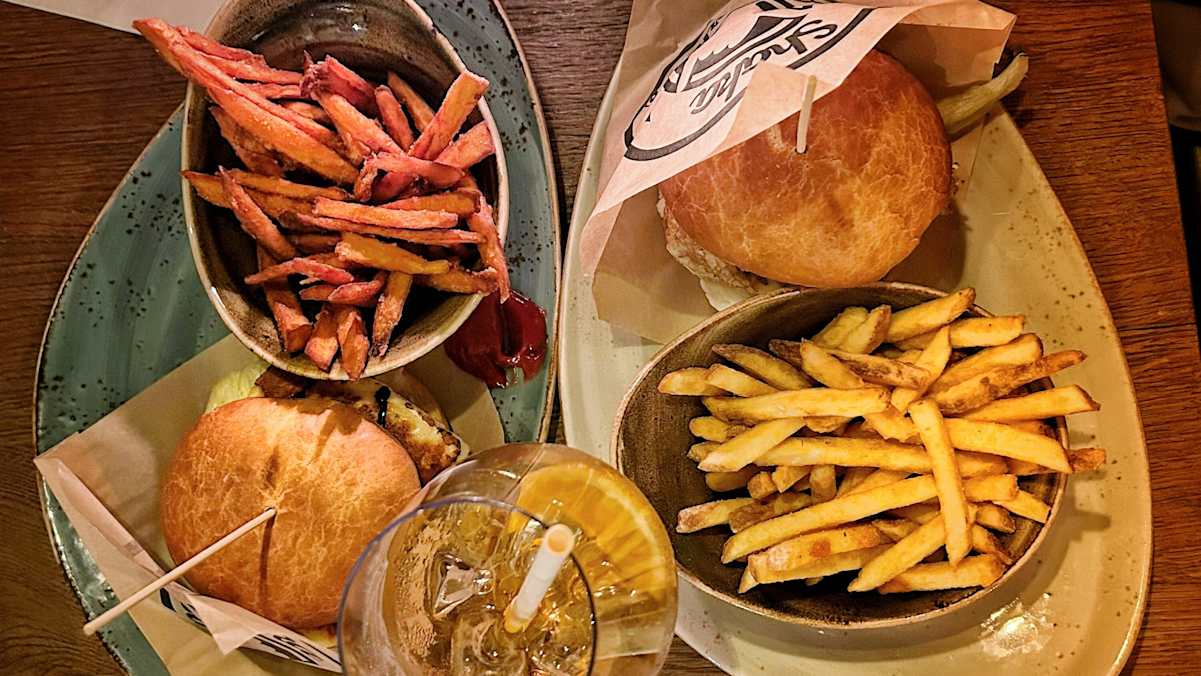 Burger mit zweierlei Pommes im Shaka Burgerhouse