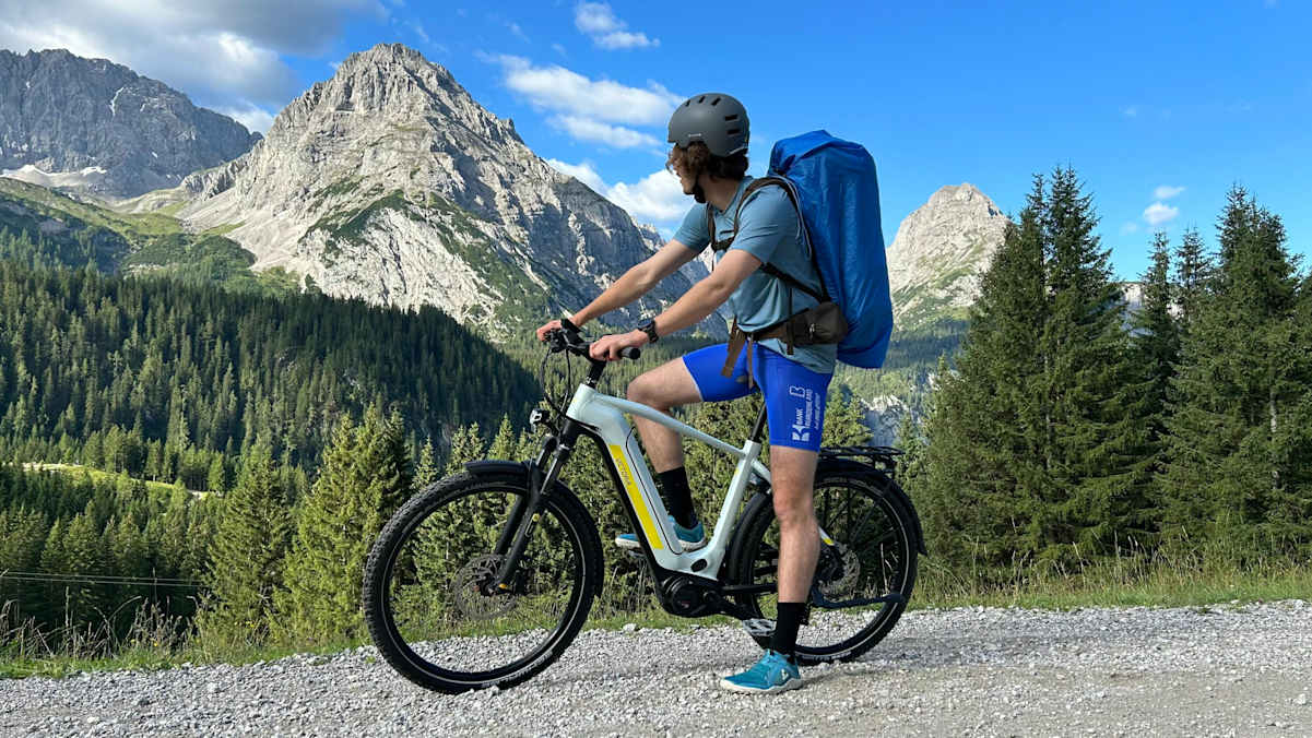 Mensch auf Fahrrad vor Bergpanorama