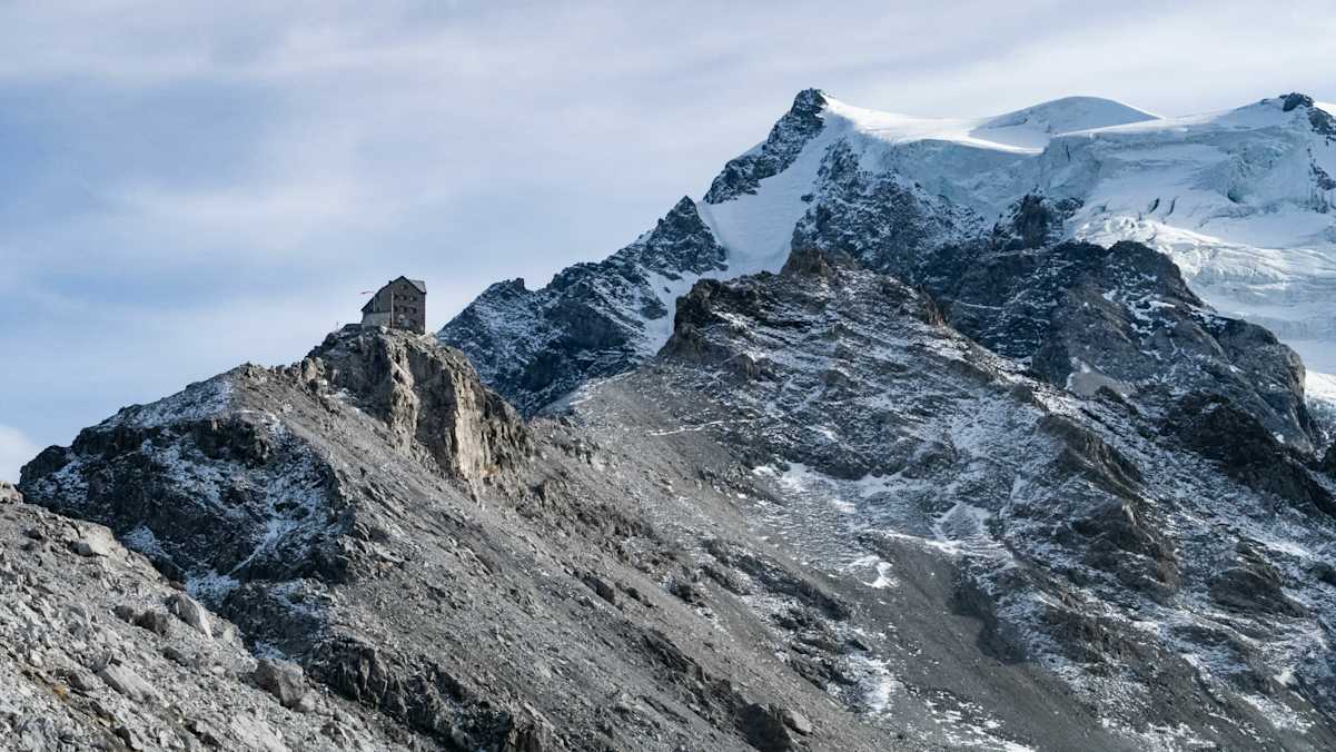 Die Julius Payer Hütte am Felsgrat des Ortlers auf 3.029 Metern