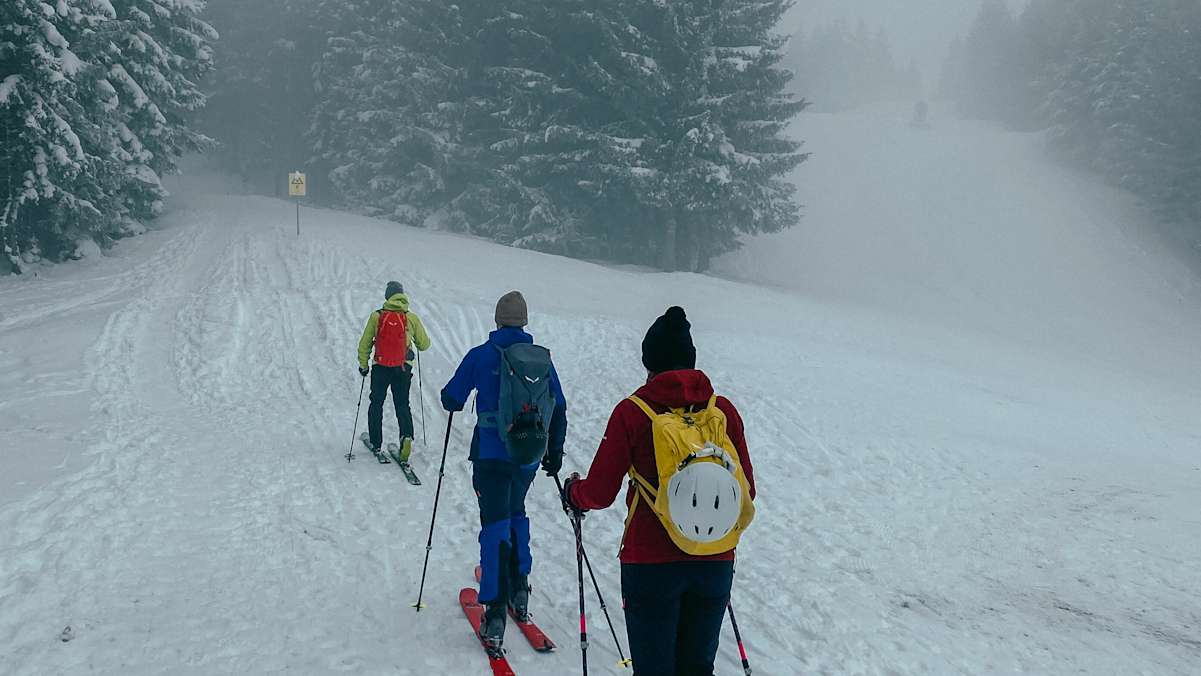 Über den Wolken: Heinz Pfeffer mit dem Bergwelten-Team auf Pistentour am Kranzberg 