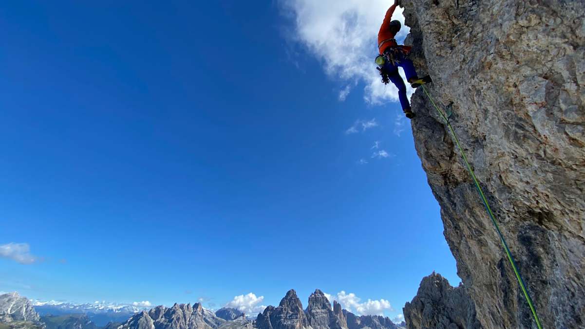 Simon Messner beim Klettern in den Dolomiten