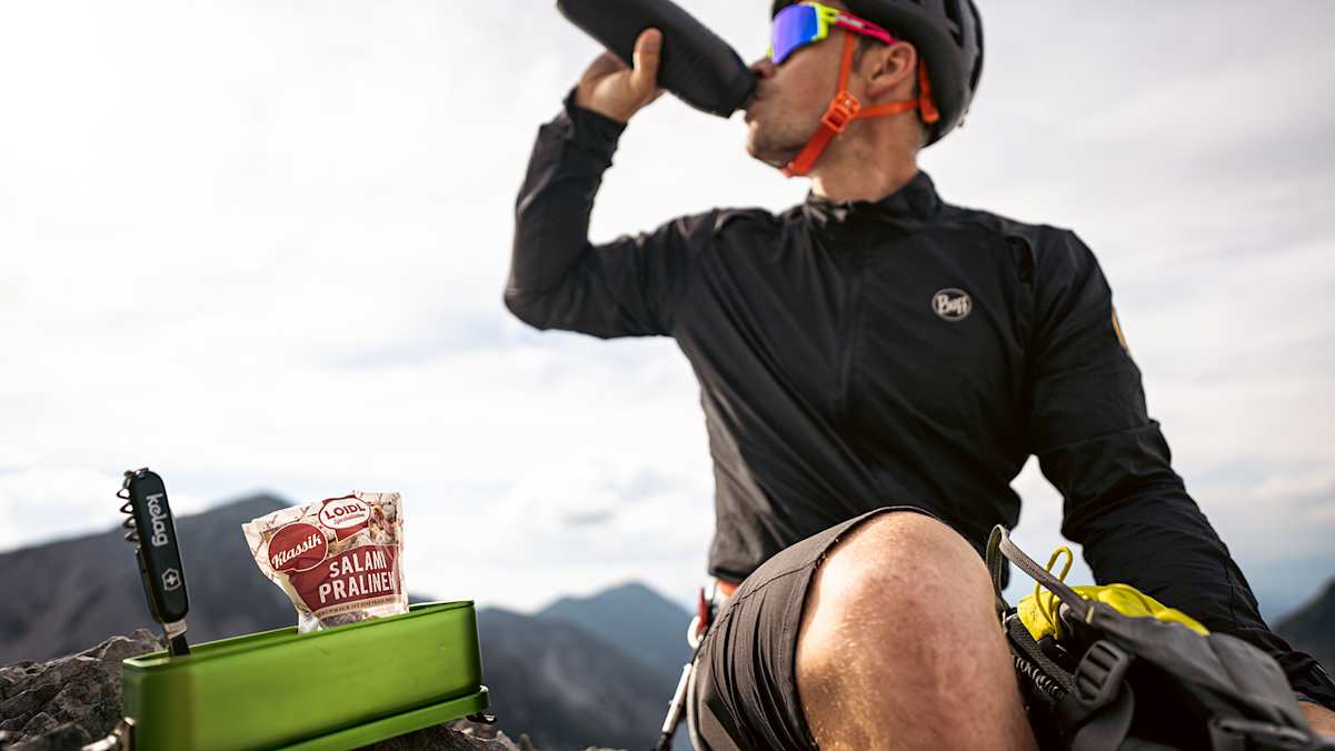 Die Salamisnacks von Loidl gibt es jetzt im praktischen Standbeutel, die sich laut Alex Payer besonders optimal auf längeren Touren eignen.