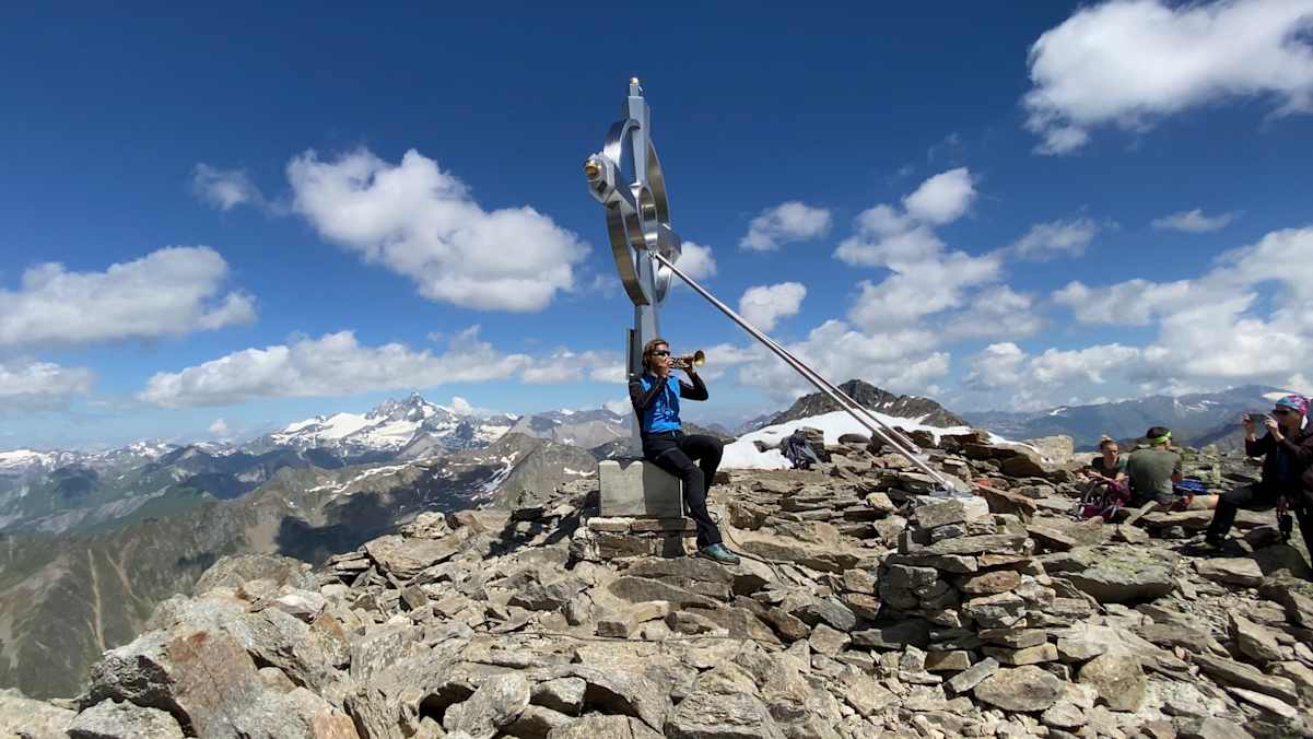 Der Musiker Martin Gratz nimmt seine Trompete regelmäßig auf Berggipfel mit – hier zum Beispiel am Glödis (3.206 m) in Osttirol.