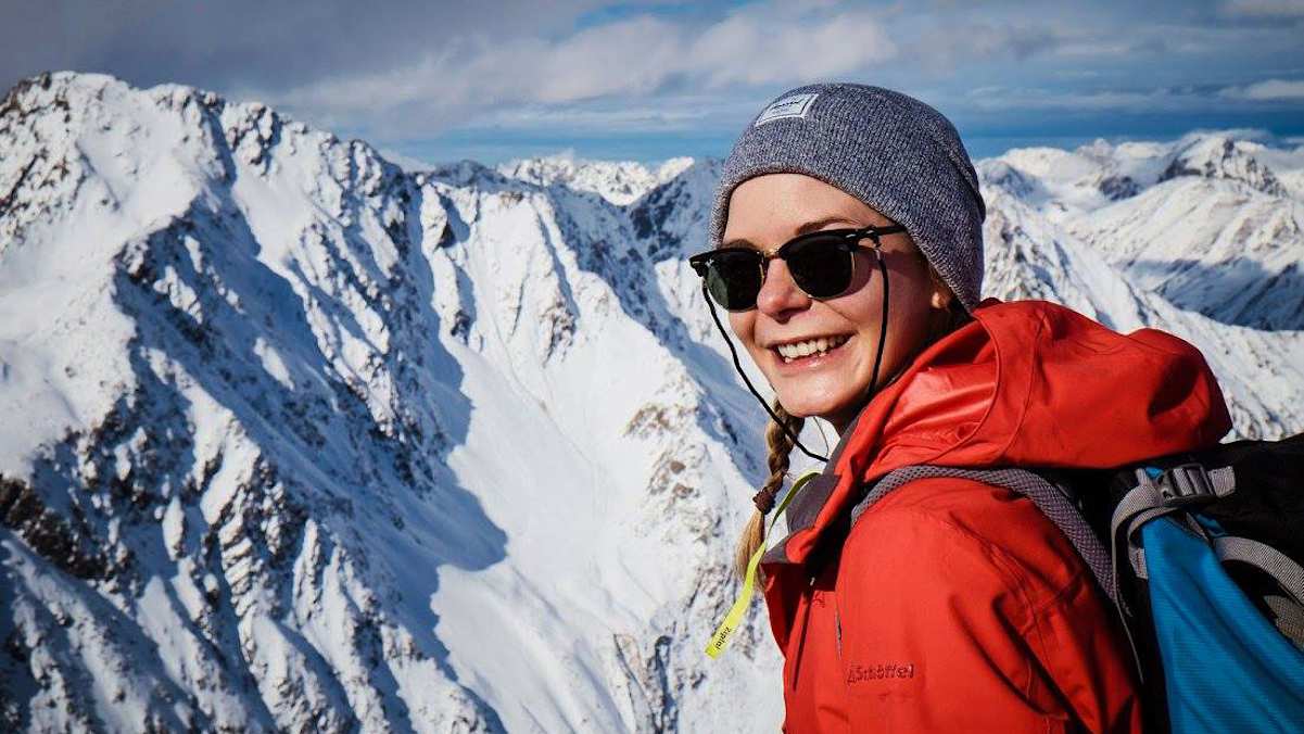 Bergwelten-Redakteurin Ina am Gipfel der Lampsenspitze in Tirol