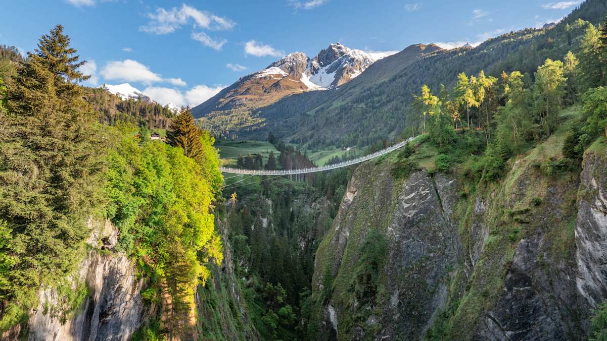 Mutige Abenteurer werden auf der Iselbrücke mit den schönsten Ausblicken belohnt.