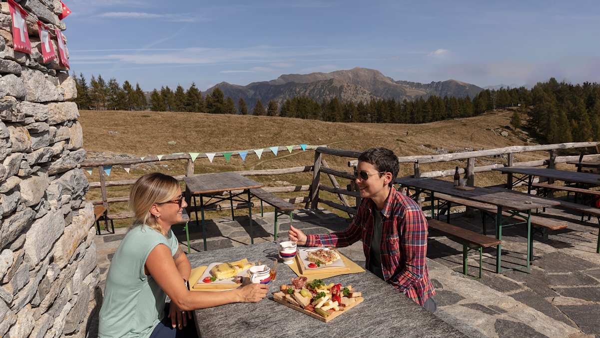 Bei regionaler Brettljause und herrlichem Panorama die Schweizer Alpen genießen: So lautet das Motto auf der Salei-Hütte.