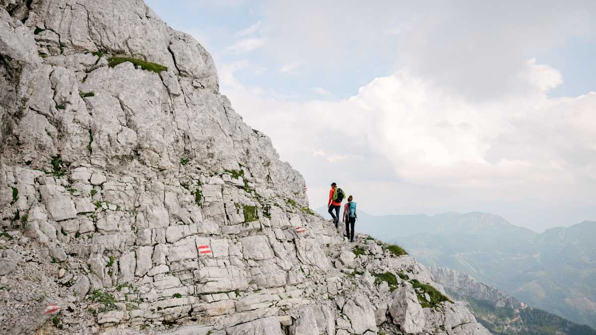 zwei Wanderer in felsigem Gelände auf dem Weg zum Hochtor-Gipfel; Josefinensteig