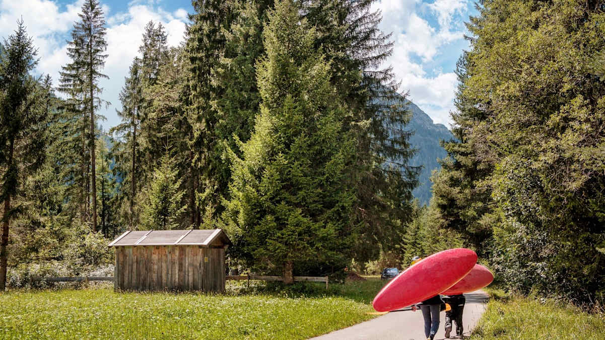 Kajakfahrer tragen das Boot