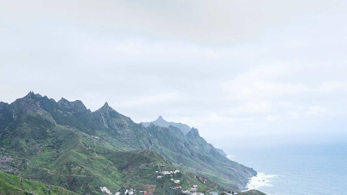 Ausblick auf die tropischen Wälder der Insel und charmante Dörfer an der Küste