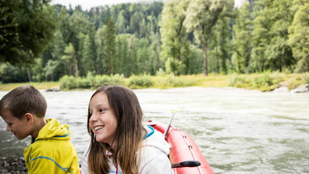Zwei Kinder freuen sich.