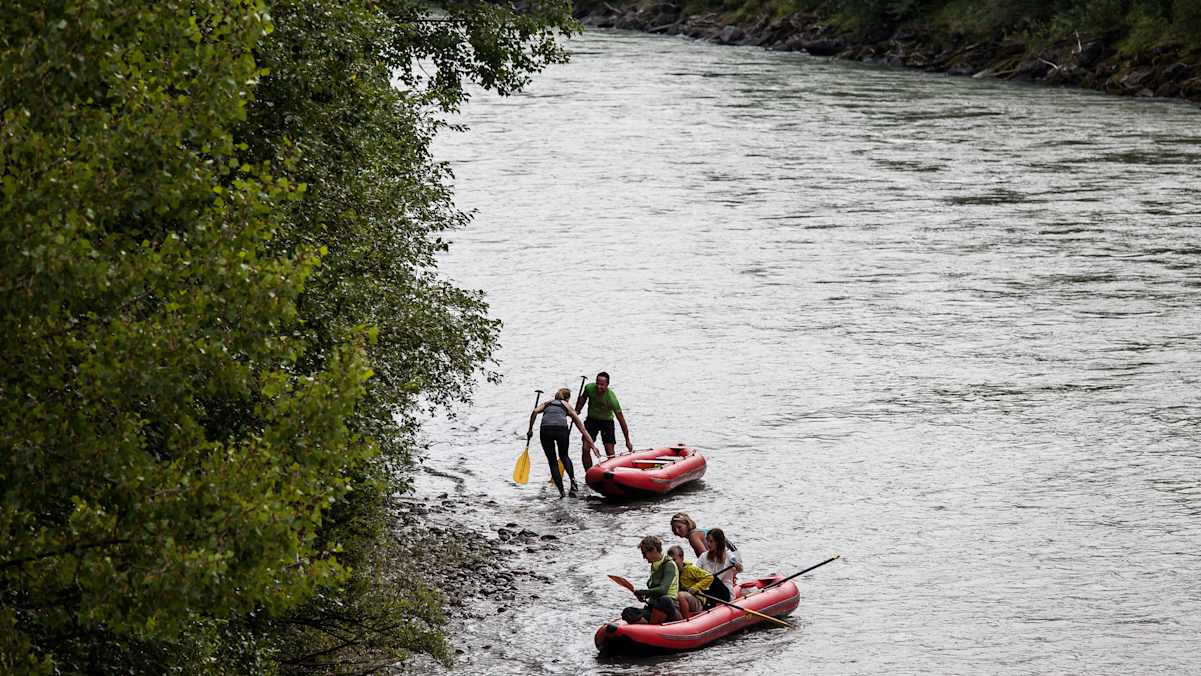 Die Kanus werden an das Ufer gezogen.