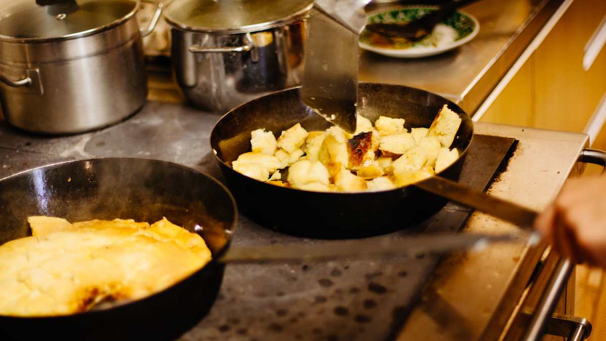 Zubereitung des Kaiserschmarrns auf der Katrin Alm in den Salzkammergut-Bergen in Oberösterreich