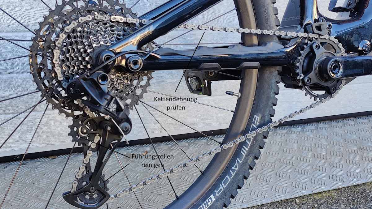Kette mit Kassette am Hinterrad eines Mountainbikes mit Beschriftung 