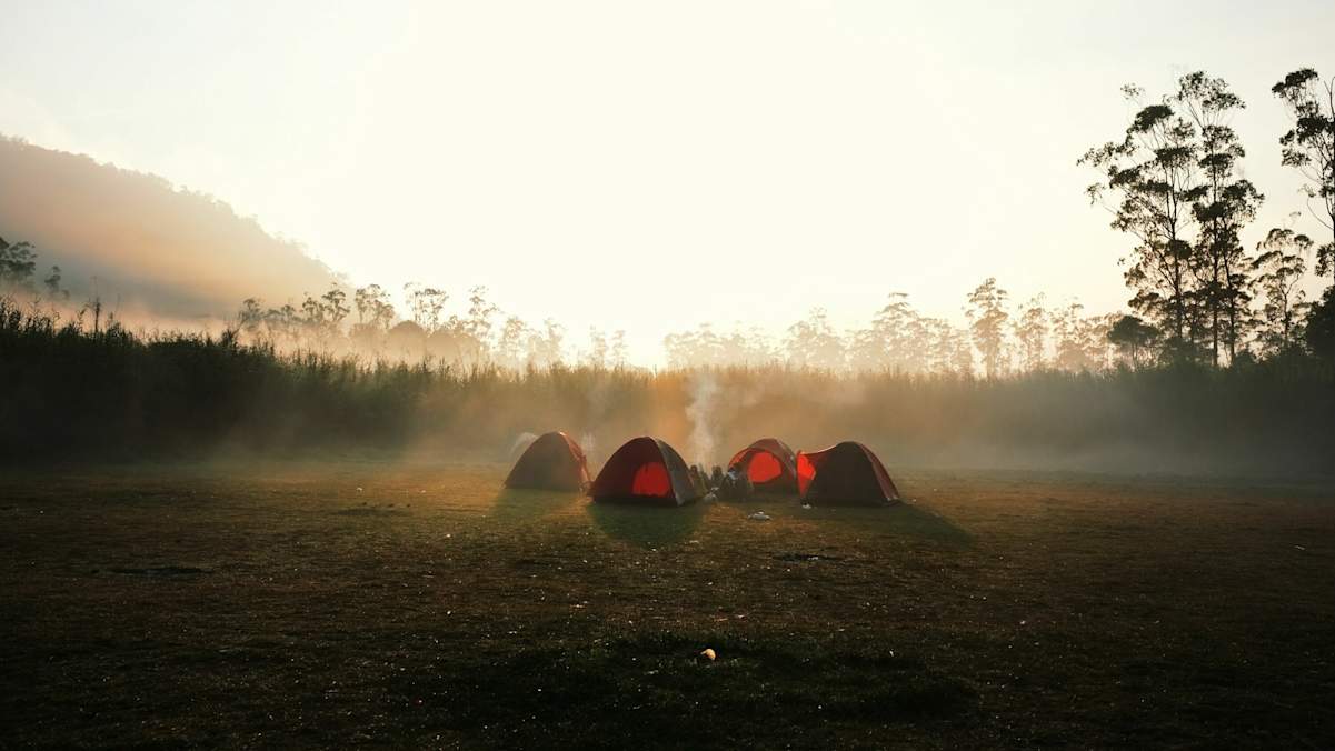 Bevor ihr das Nachtlager am nächsten Morgen verlässt, unbedingt noch einmal eure Feuerstelle überprüfen