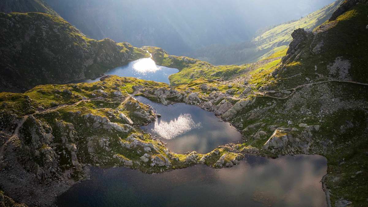 Die Klafferseen glitzern in der Sonne.
