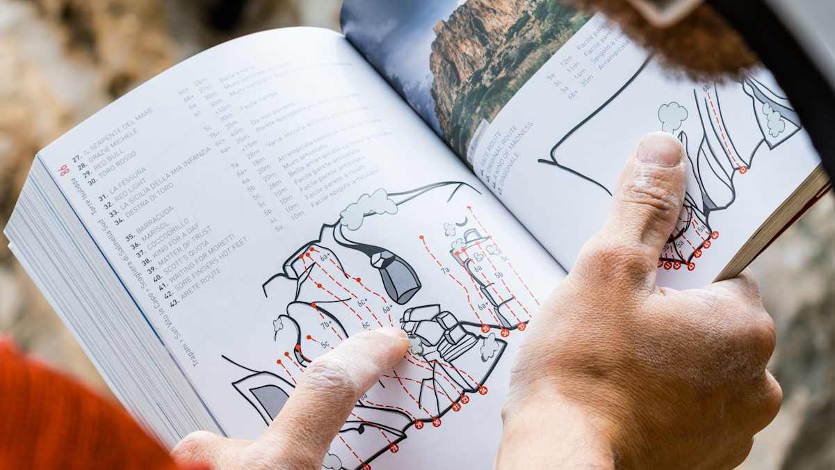 Im Klettergarten musst du deine Route mithilfe eines Kletterführers selbst finden