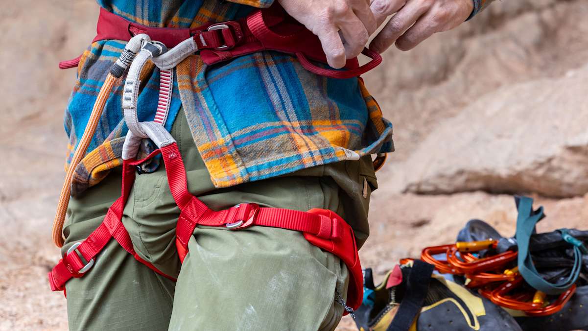 Für Einsteiger eignen sich komfortable Klettergurte mit breitem Hüftgurt und bequemen Beinschlaufen