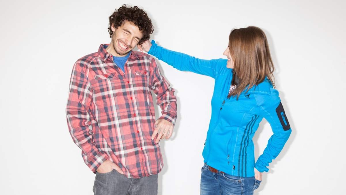 Barbara Zangerl kneift Jacoko Larcher ins Ohr