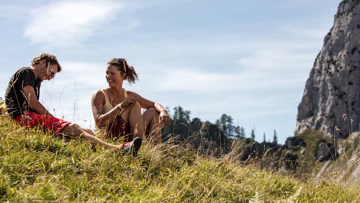 Zwei Wanderer genießen die Sonne.