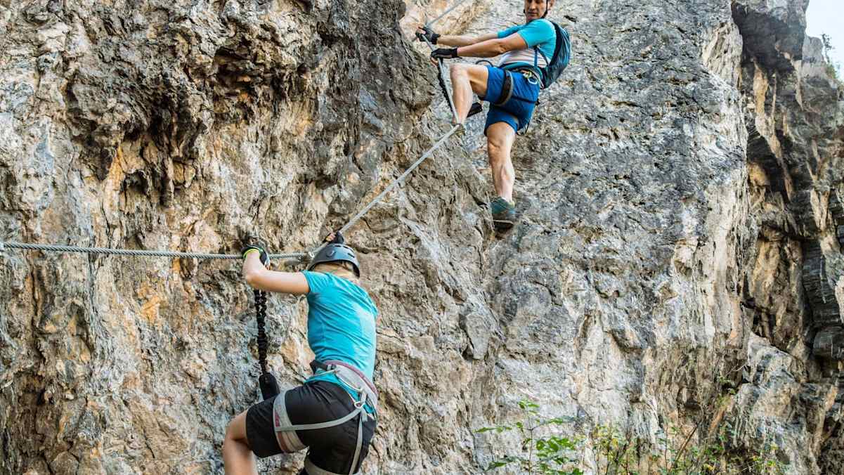 Zwei Klettere sind fast am Ende ihres Zieles.