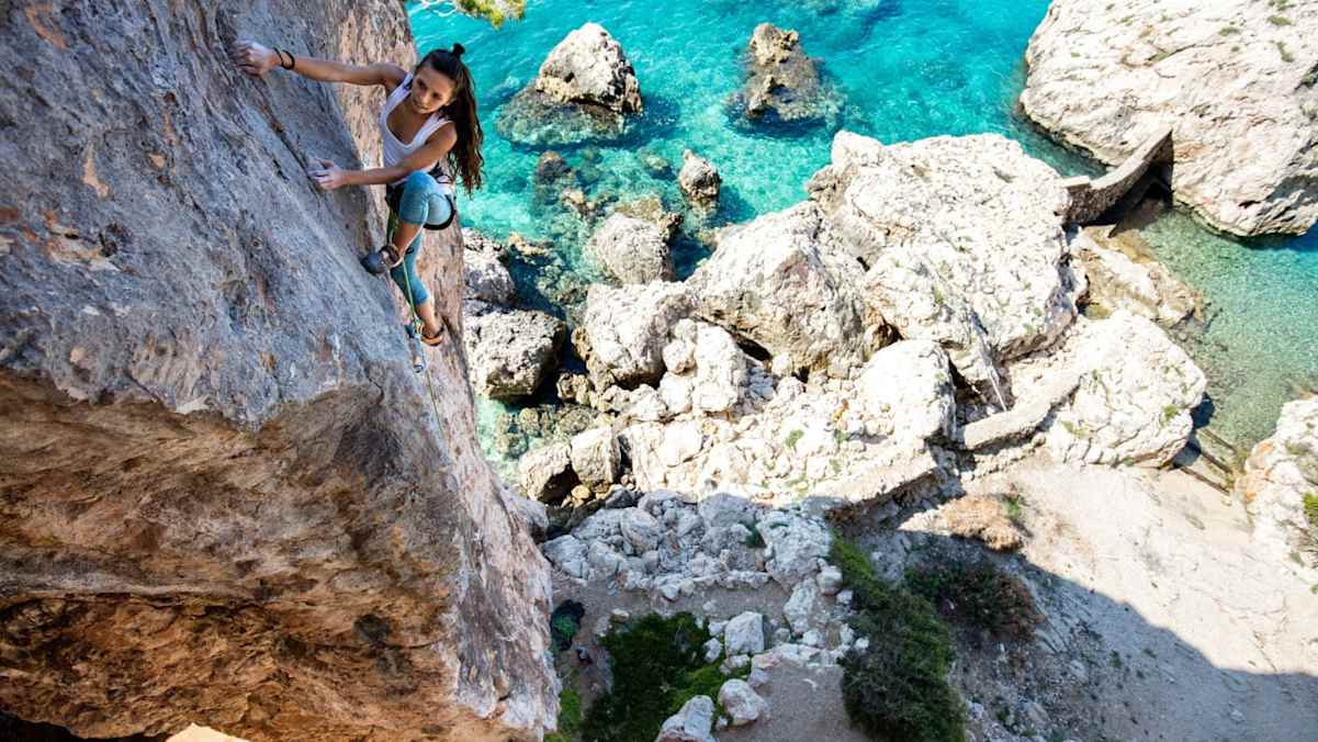 Marcela in der Route „Edge  West“ (6c) in der Cliff Base auf Hvar in Kroatien