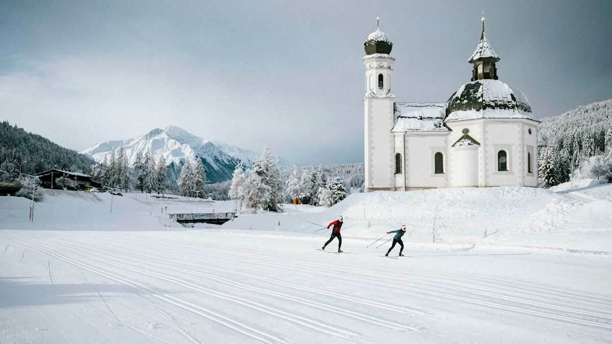 Die A1-Loipe vor der Kulisse des idyllischen Seekirchls in Seefeld