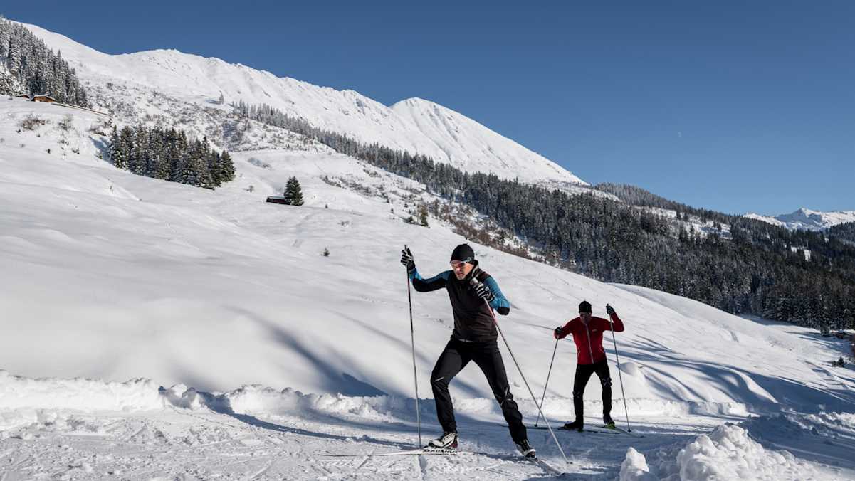 Sportlich ambitioniert im Skating-Stil beim Langlaufen in Naunz