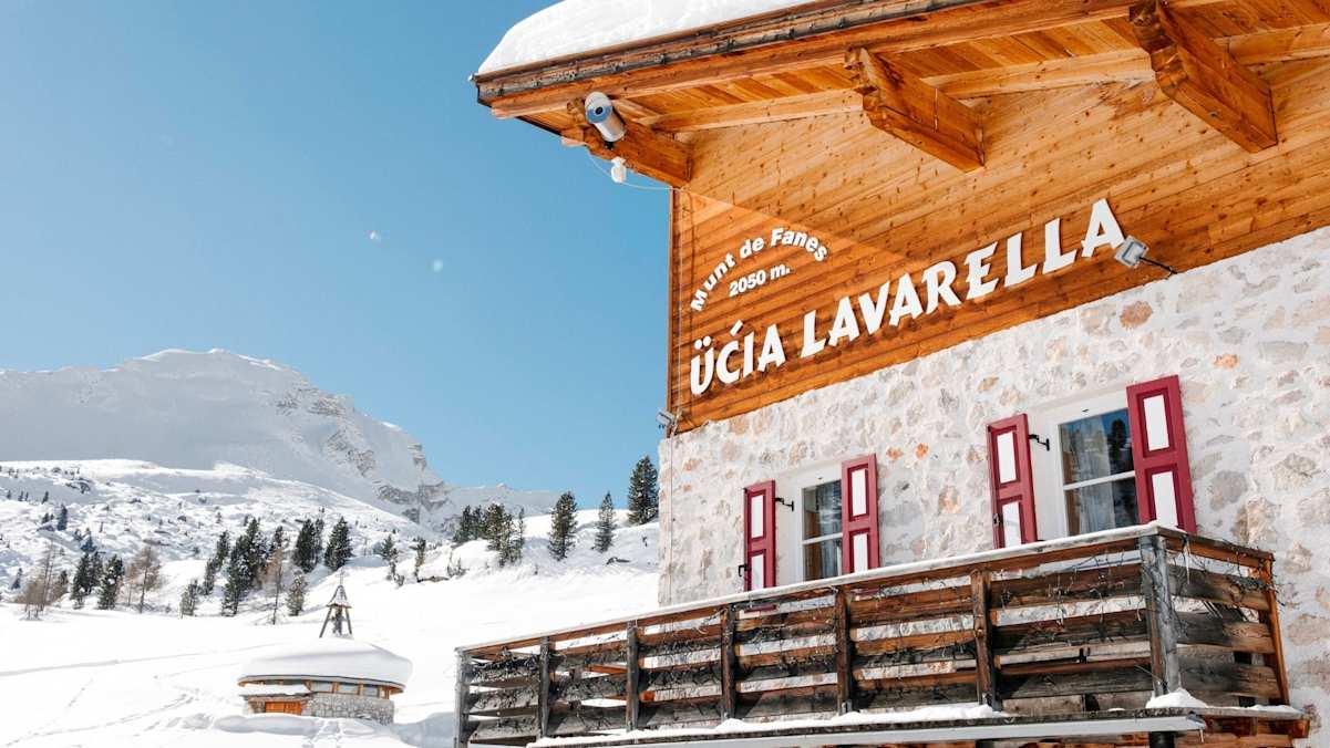 Die Lavarellahütte an einen Wintertag wie aus dem Bilderbuch