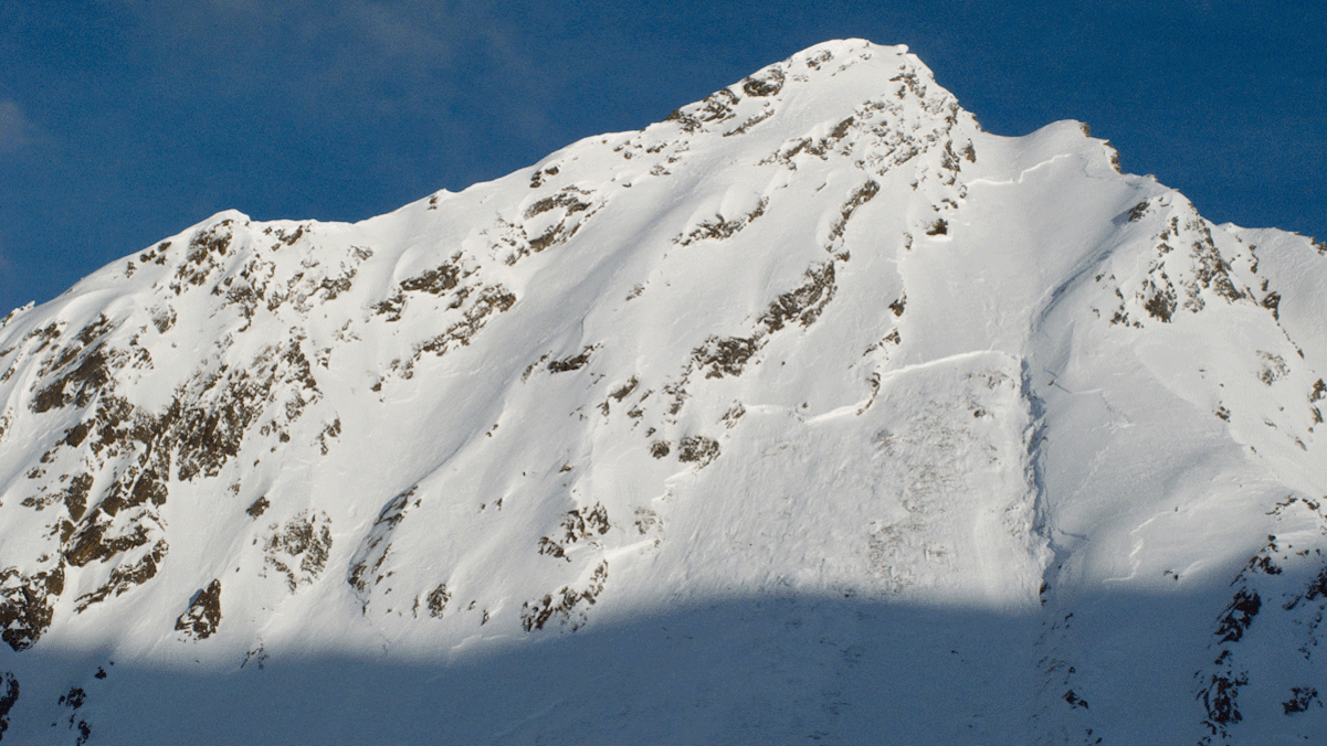 Große Schneebrettlawinen wie hier, am Gamskogel (2.659 m) in den Stubaier Alpen vergangenen Jahres, sind aktuell nicht auszuschließen