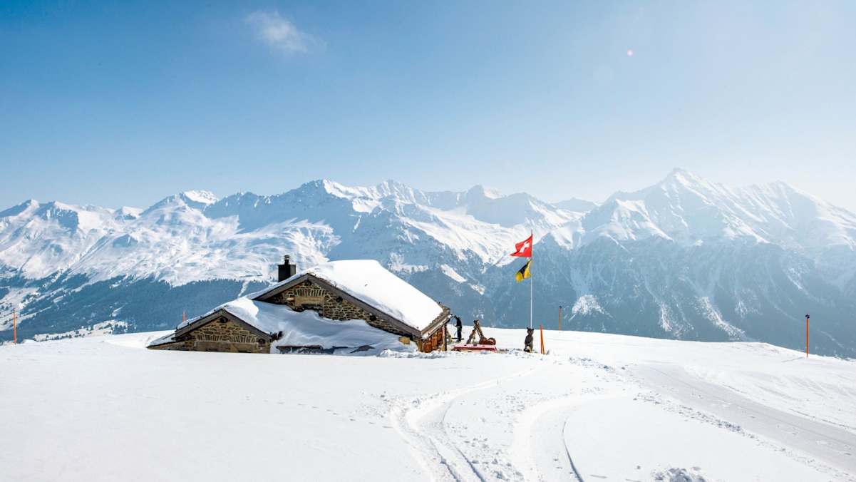 Beschneite Winterhütte.