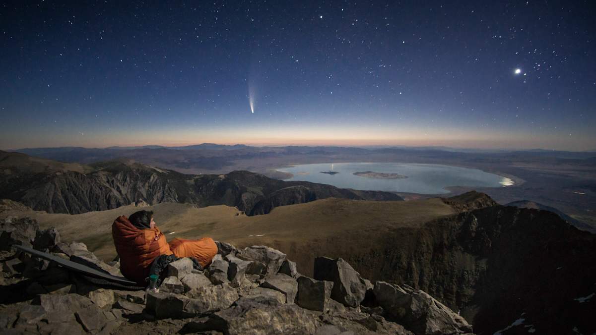 Person beobachtet den Neowise Komet über dem Yosemite National Park