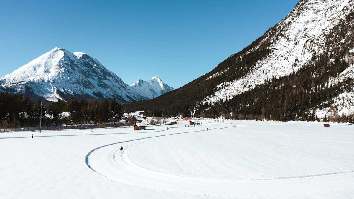 Die Loipe A7 führt über die flachen Wiesen in Leutasch.