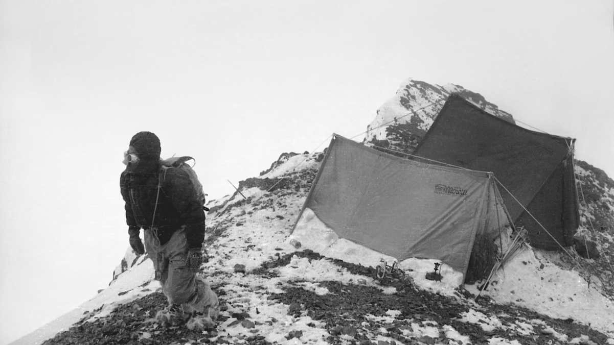 Bergführer Gino Soldà erreicht bei Schneefall das Camp III.