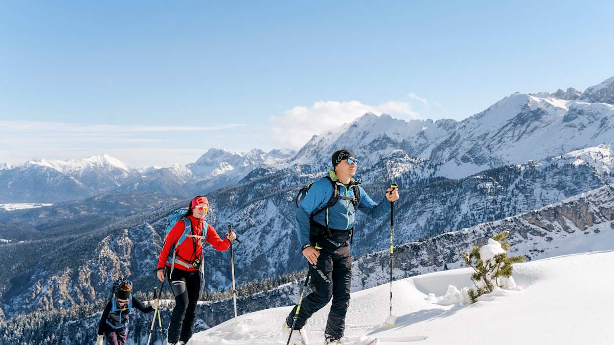 Das Panorama beim Aufstieg zum Bernadeinkopf kann sich sehen lassen. Im Hintergrund zeigen sich die Stuibenwand und die Dreitorspitze.
