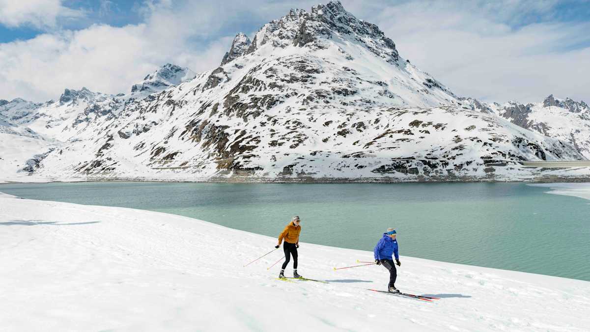 Langlaufen am Ufer des Silvrettastausees auf der Bielerhöhe.