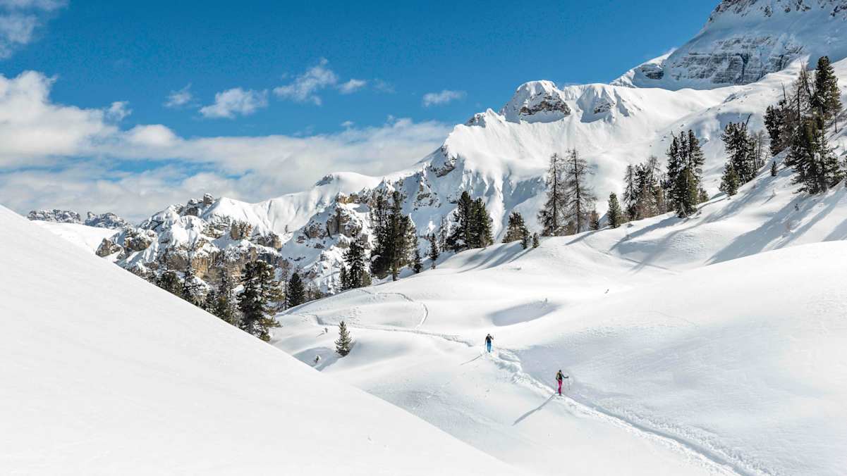 Mit Schneeschuhen über die im Winter einsamen Almflächen der Dolomiten.