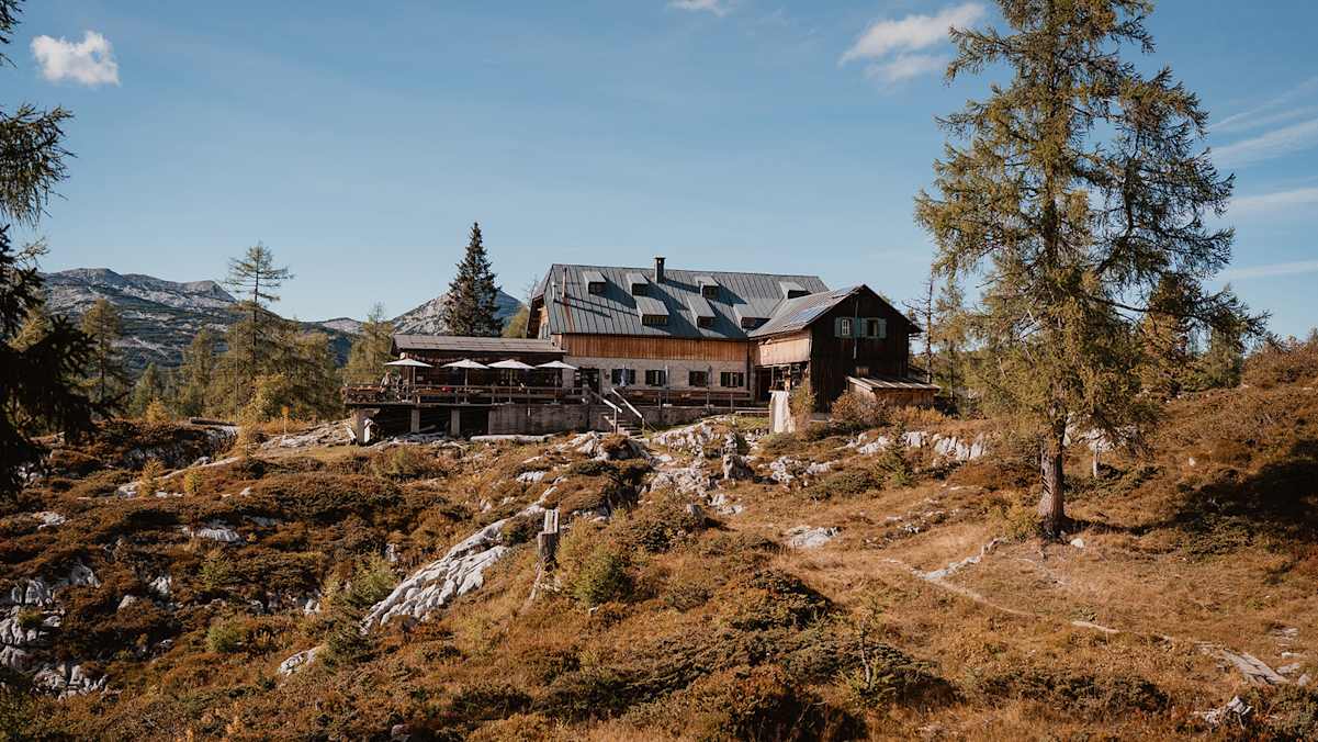 Das Albert-Appel-Haus auf 1.638 Meter Seehöhe im Licht der warmen Herbstsonne.