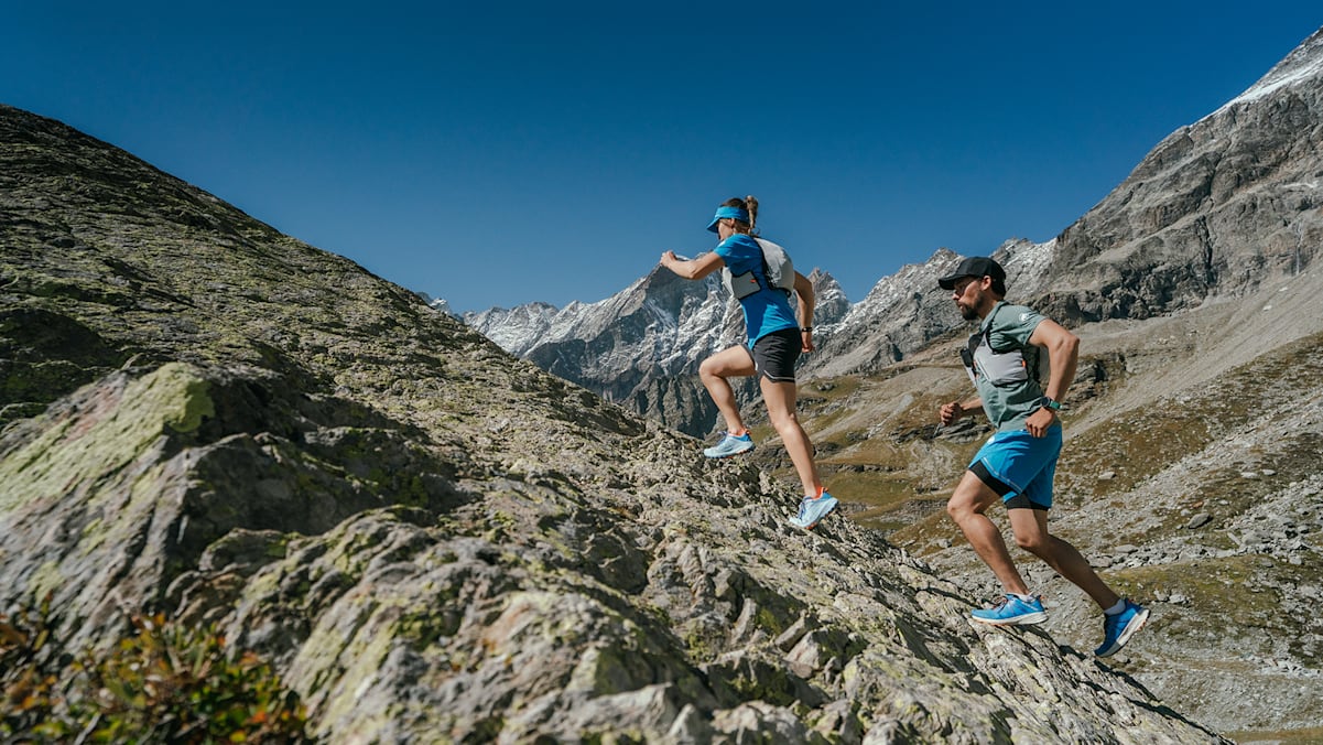 Über Stock und Stein: Im unwegsamen Gelände läuft es sich mit der Mammut Trailrunning-Kollektion besonders gut.
