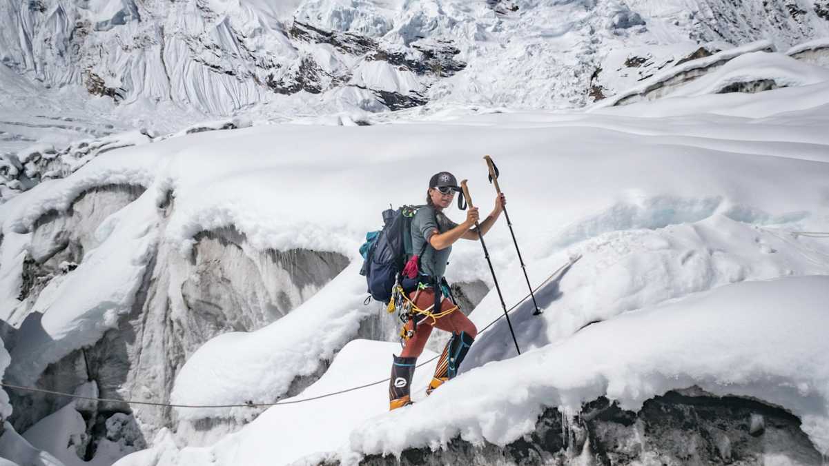 Marlies Czerny im Aufstieg auf den Manaslu