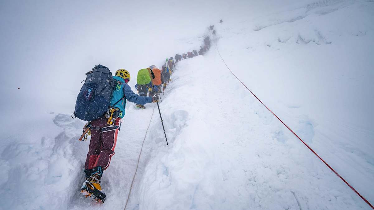 Schlange an Bergsteigern am Manaslu