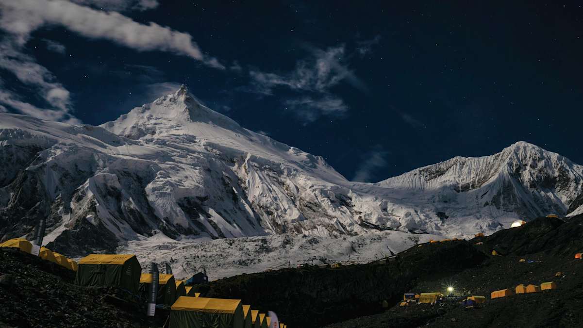 Manaslu mit Basislager im Vordergrund